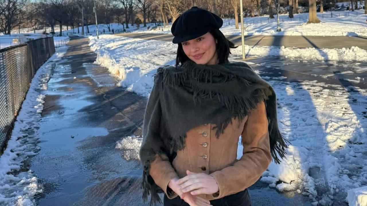 Kendall Jenner Tampil Modis di Tengah Salju, Ini Gaya Winter Look-nya