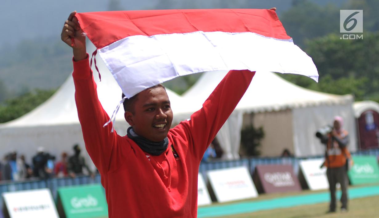 Atlet paralayang Indonesia, Jafro Megawanto berselebrasi seusai babak nomor ketepatan mendarat pria cabang Paralayang Asian Games 2018 di Gunung Mas, Puncak, Bogor, Jawa Barat, Kamis (23/8). Jafro sukses meraih medali emas. (Merdeka.com/Arie Basuki)