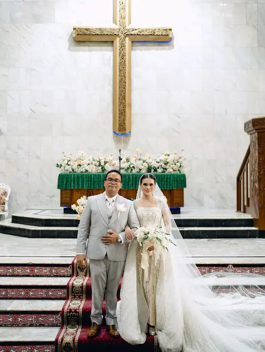 Chen Giovani tampil anggun dalam balutan kebaya warna putih gading yang dihiasi payet dan mutiara yang cantik lansiran jenama Myrna Myura. [IG/fcgweddings/myrnamyura]