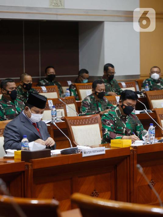 Menhan Prabowo Subianto (kiri) bersama Panglima TNI Marsekal Hadi Tjahjanto hadir pada rapat kerja dengan Komisi I DPR di kompleks parlemen, Senayan, Jakarta, Rabu (2/6/2021). Rapat kerja membahas Pemenuhan Kebutuhan Alat Peralatan Pertahanan dan Keamanan (Alpalhankam). (Liputan6.com/Angga Yuniar)