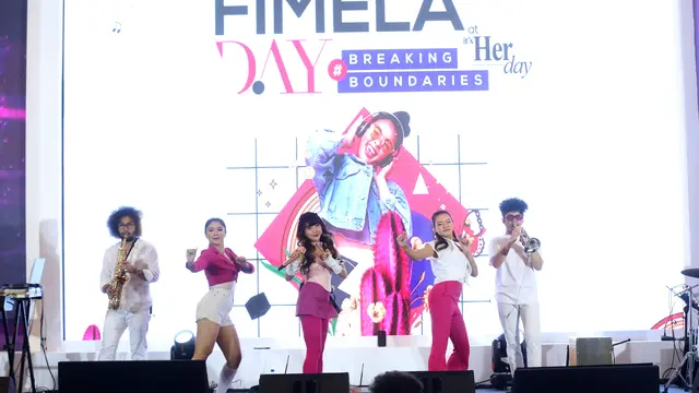 Ghe Indrawari ajak penggemar galau dengan beberapa lagu yang dibawakannya di acara  FimelaDay Hari Pertama