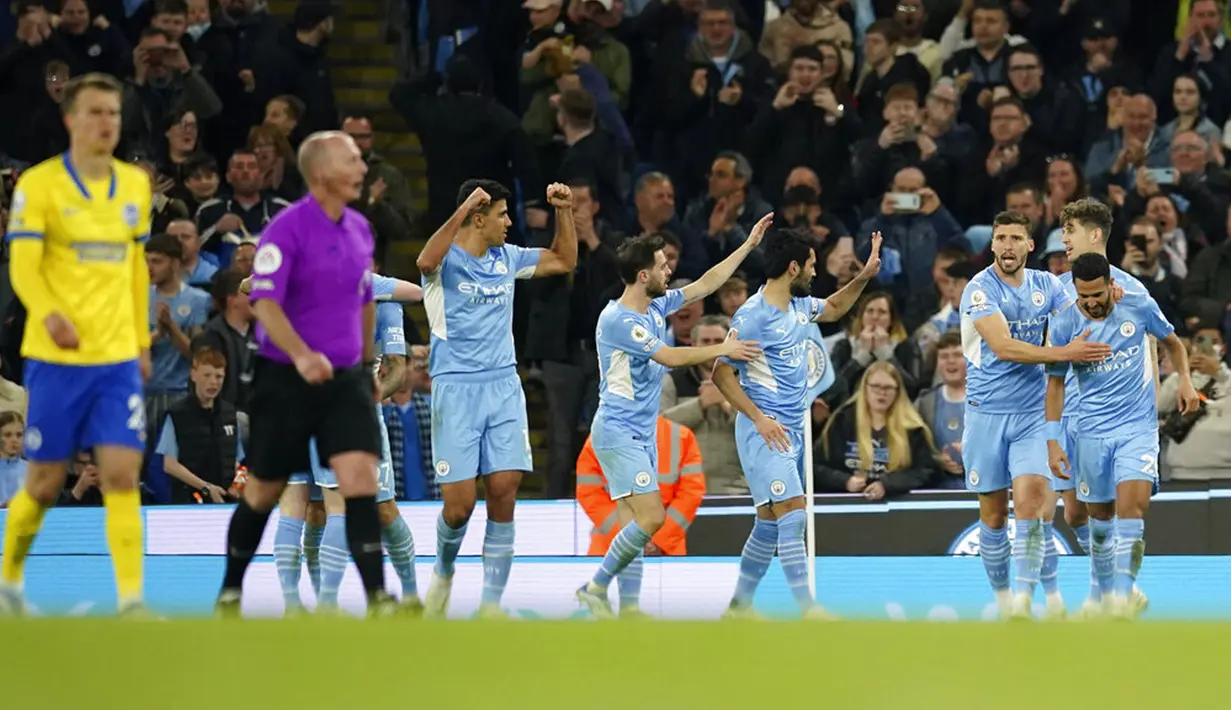 Pemain Manchester City Riyad Mahrez (kanan) melakukan selebrasi usai mencetak gol ke gawang Brighton and Hove Albion pada pertandingan sepak bola Liga Inggris di Etihad Stadium, Manchester, Inggris, 20 April 2022. Manchester City menang 3-0. (AP Photo/Dave Thompson)