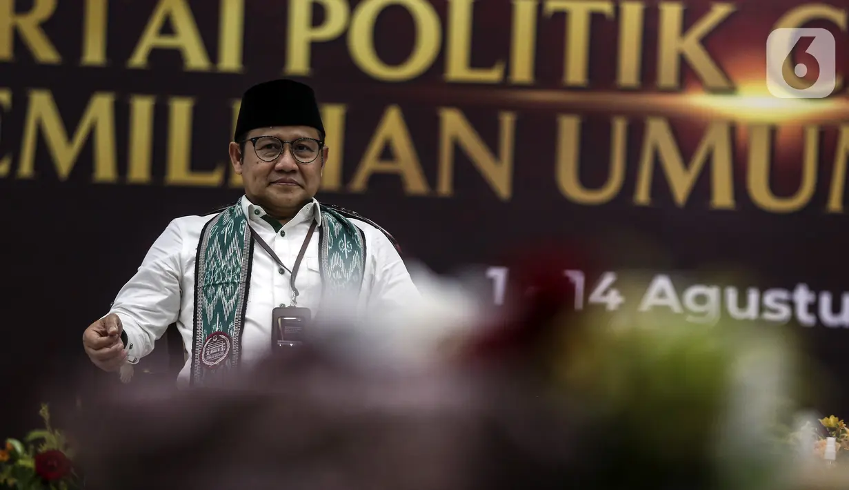 Ketua Umum Partai Kebangkitan Bangsa (PKB) Muhaimin Iskandar atau Cak Imin menyampaikan sambutan saat mendaftarkan partai politiknya sebagai calon peserta Pemilu 2024 di Kantor KPU, Jakarta, Senin (8/8/2022). Pada hari kedelapan ini, KPU menerima pendaftaran empat partai politik di antaranya Partai Republiku Indonesia, Partai Hati Nurani Rakyat (Hanura), Partai Gerindra, dan Partai Kebangkitan Bangsa (PKB). (Liputan6.com/Johan Tallo)