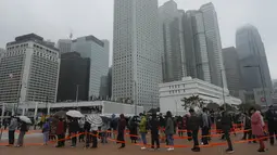 Antrean warga untuk tes virus corona di pusat pengujian sementara COVID-19 di Hong Kong, Senin (7/2/2022). Jumlah infeksi lokal COVID-19 di beberapa negara Asia diperkirakan akan terus meningkat karena negara-negara bergulat dengan varian omicron yang sangat mudah menular. (AP Photo/Vincent Yu)