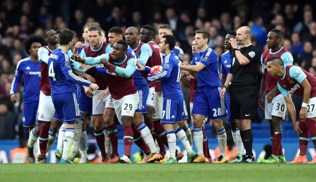 Keributan antara pemain Chelsea dan West Ham United dalam lanjutan Liga Inggris di Stadion Stamford Bridge, London, Sabtu (19/3/2016). (Reuters/Hannah Mckay)