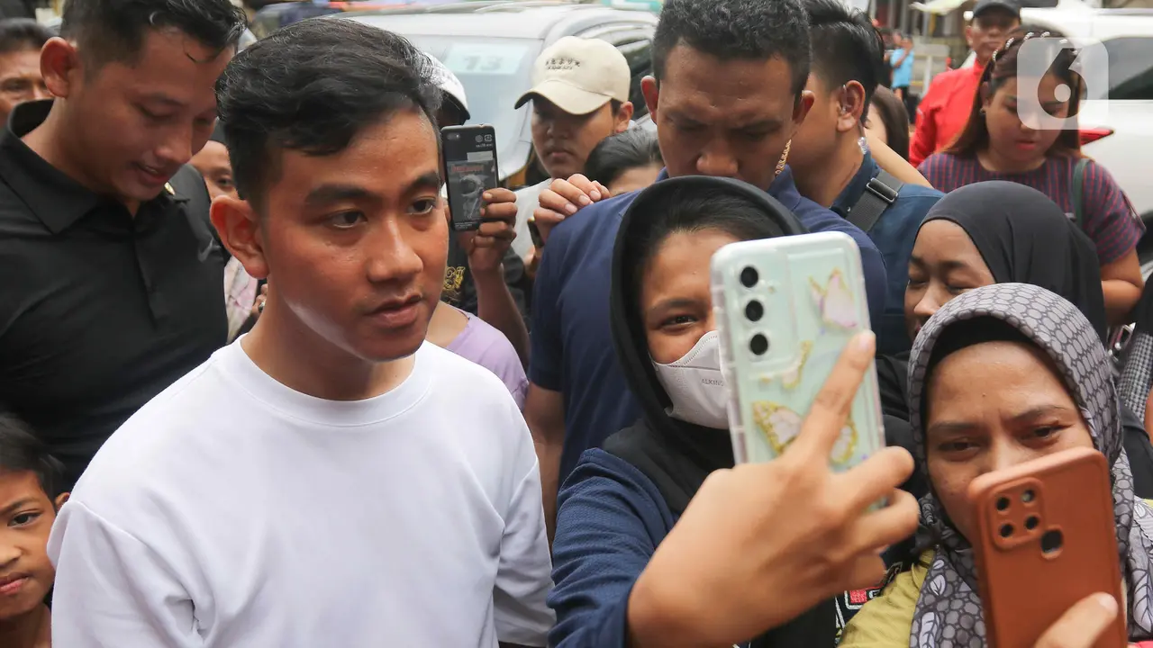 Gibran Blusukan ke Pasar Rawasari