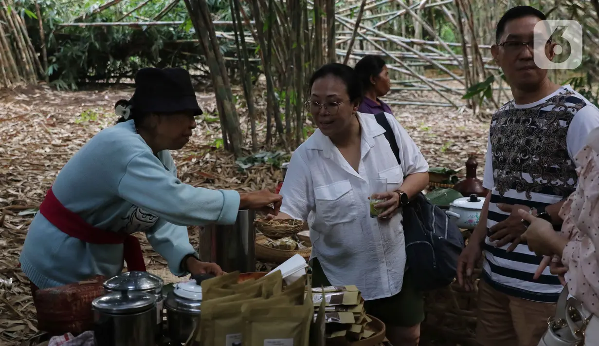 Wisatawan membeli penganan khas yang dijajakan di Pasar Pelipur Lara, kawasan hutan bambu, Desa Penglipuran di Kabupaten Bangli, Bali, Rabu (16/8/2023). (Liputan6.com/Helmi Fithriansyah)