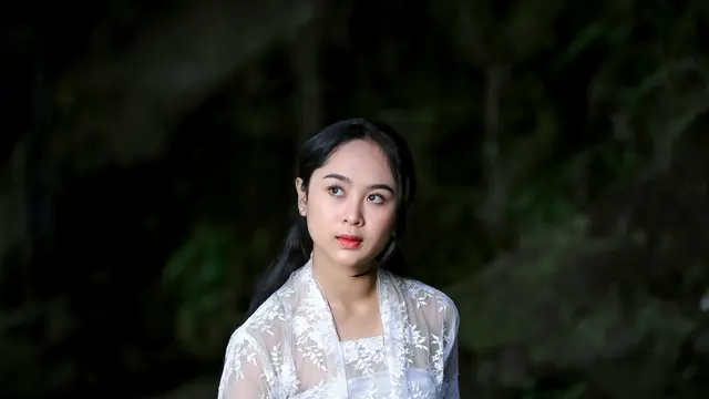 Model Rok Batik untuk Kebaya yang Simpel tapi Stylish. (pexels.com/Kakanda Yonik)