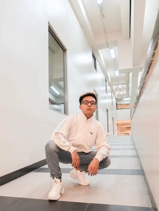Meski jarang tampil di layar kaca, Brandon masih sering tampil di beberapa acara off air. Tak hanya itu, ia juga aktif membuat vlog di akun Youtube pribadinya. (Liputan6.com/IG/@brandon_lilhero)