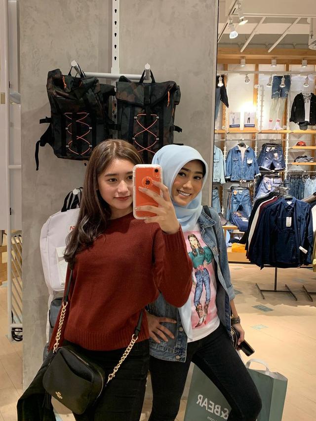 6 Potret Kebersamaan Amanda Caesa dan Ibunda, Bak Kakak Adik