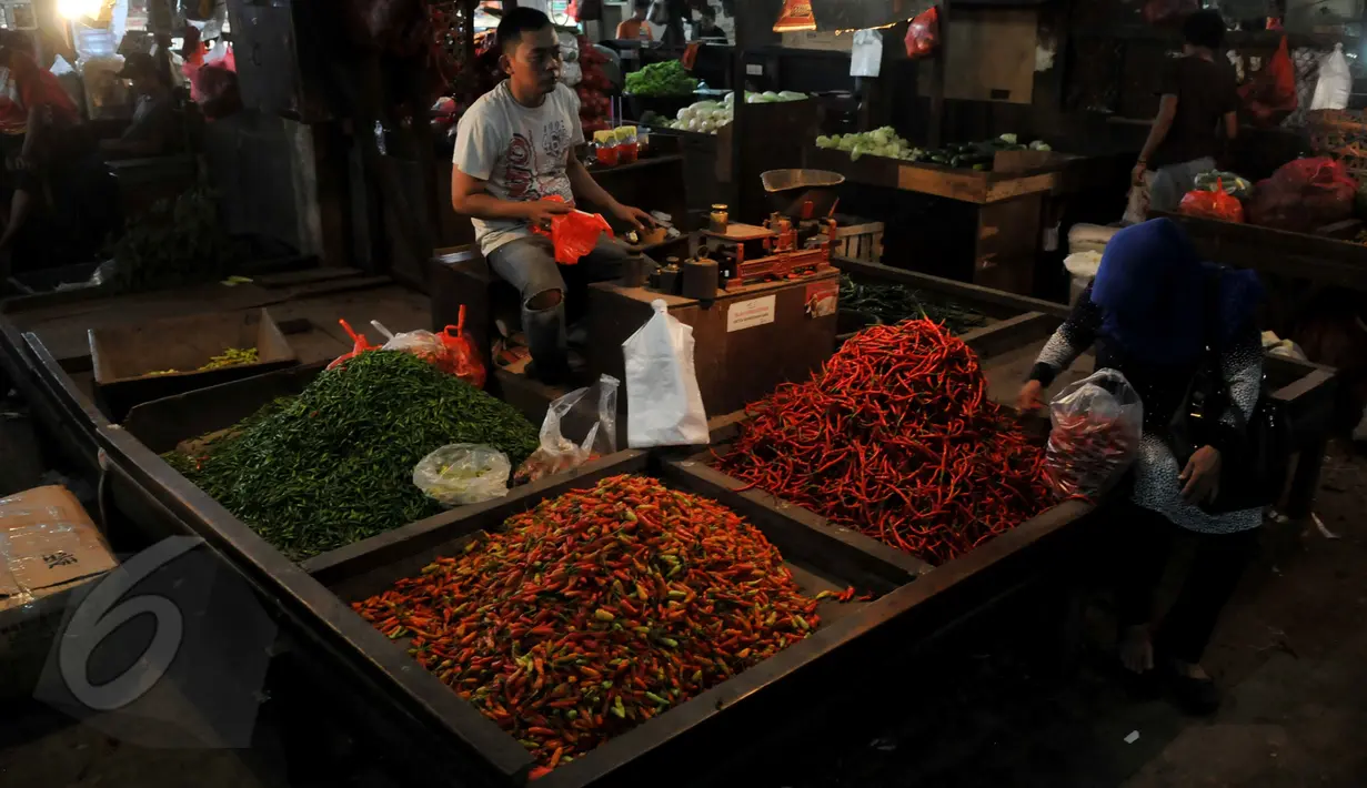 Pedagang sembako menunggu pembeli di Pasar Senen, Jakarta, Sabtu (30/5/2015). Menjelang bulan Ramadhan, harga kebutuhan pokok mulai merangkak naik. (Liputan6.com/Johan Tallo)