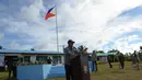 Menteri Pertahanan Delfin Lorenzana memberikan pidato saat upacara pengibaran bendera di Pulau Thitu, Kepulauan Spratly, Laut China Selatan, Jumat (21/4). (AP Photo / Bullit Marquez)