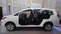 Pengunjung saat melihat bagian dalam dari mobil All-New Kijang Innova yang baru diluncurkan di Jakarta, Senin (23/11). Indonesia menjadi negara pertama di dunia sebagai lokasi peluncuran mobil ini. (Liputan6.com/Angga Yuniar)