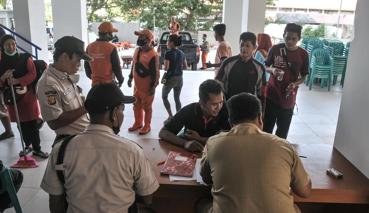 Petugas mendata warga korban kebakaran Pasar Gembrong saat direlokasi ke Rusun Cipinang Besar Utara, Jakarta Timur, Senin (23/5/2022). Nantinya, korban kebakaran akan menempati rusun tersebut selama tiga bulan secara gratis seiring menunggu permukiman rampung direvitalisasi. (merdeka.com/Iqbal S Nugroho)