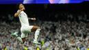 Laga baru berjalan empat menit, Real Madrid unggul 1-0 setelah sepakan melengkung Rodrygo berhasil merobek jala gawang Jan Oblak. (Pierre-Philippe MARCOU/AFP)
