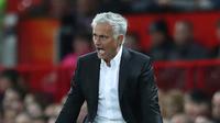 Manajer Manchester United Jose Mourinho bereaksi dengan frustrasi saat timnya menghadapi Leicester City dalam Premier League Inggris di Old Trafford, Manchester, Inggris, Jumat (10/8). (AP Photo/Jon Super)