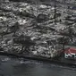 Sebuah gambar yang menyebar luas di internet menampilkan satu rumah yang masih utuh di tepi pantai Lahaina pasca kebakaran hutan, memicu rasa penasaran banyak orang tentang bagaimana rumah tersebut bisa selamat. (sumber: AFP via Getty Images)