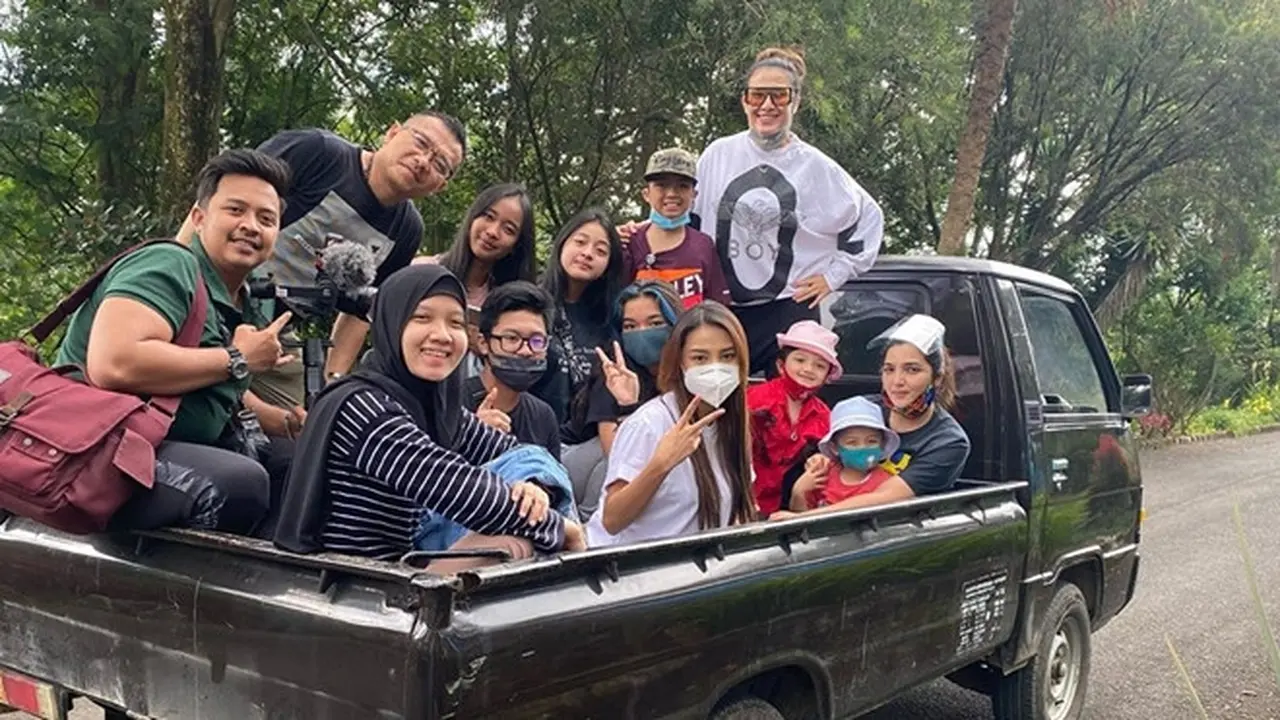 Rayakan Aurel Trending YouTube, Ini 6 Momen Liburan Keluarga Hermansyah Naik Pikap