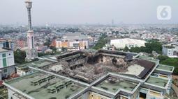 Foto udara runtuhan kubah masjid setelah terbakar di Jakarta Islamic Centre (JIC), Jalan Kramat Tugu, Koja, Jakarta Utara, Kamis (20/10/2022). Kubah Masjid Raya Jakarta Islamic Centre yang memiliki 12 buah lampu kipas khas Betawi dengan berat 1 ton itu ambruk setelah kebakaran hebat pada 19 Oktober 2022. (Liputan6.com/Herman Zakharia)