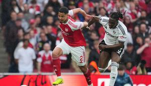 Pemain Arsenal, William Saliba (kiri), berebut bola dengan pemain Fulham, Calvin Bassey, dalam pertandingan Liga Inggris di Emirates Stadium, Inggris, Sabtu (2/5/2026) malam WIB. (AP Photo/Kin Cheung)