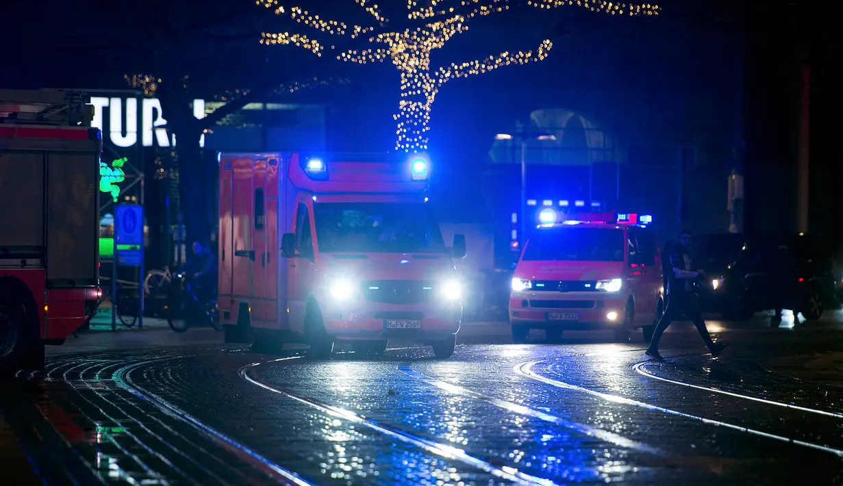 Mobil ambulans disiagakan di sekitar Stadion HDI Arena, Hanover, Selasa (17/11). Pertandingan persahabatan antara Jerman melawan Belanda di Stadion tersebut dibatalkan beberapa saat menjelang kick off setelah adanya ancaman bom. (REUTERS/Nigel Treblin)