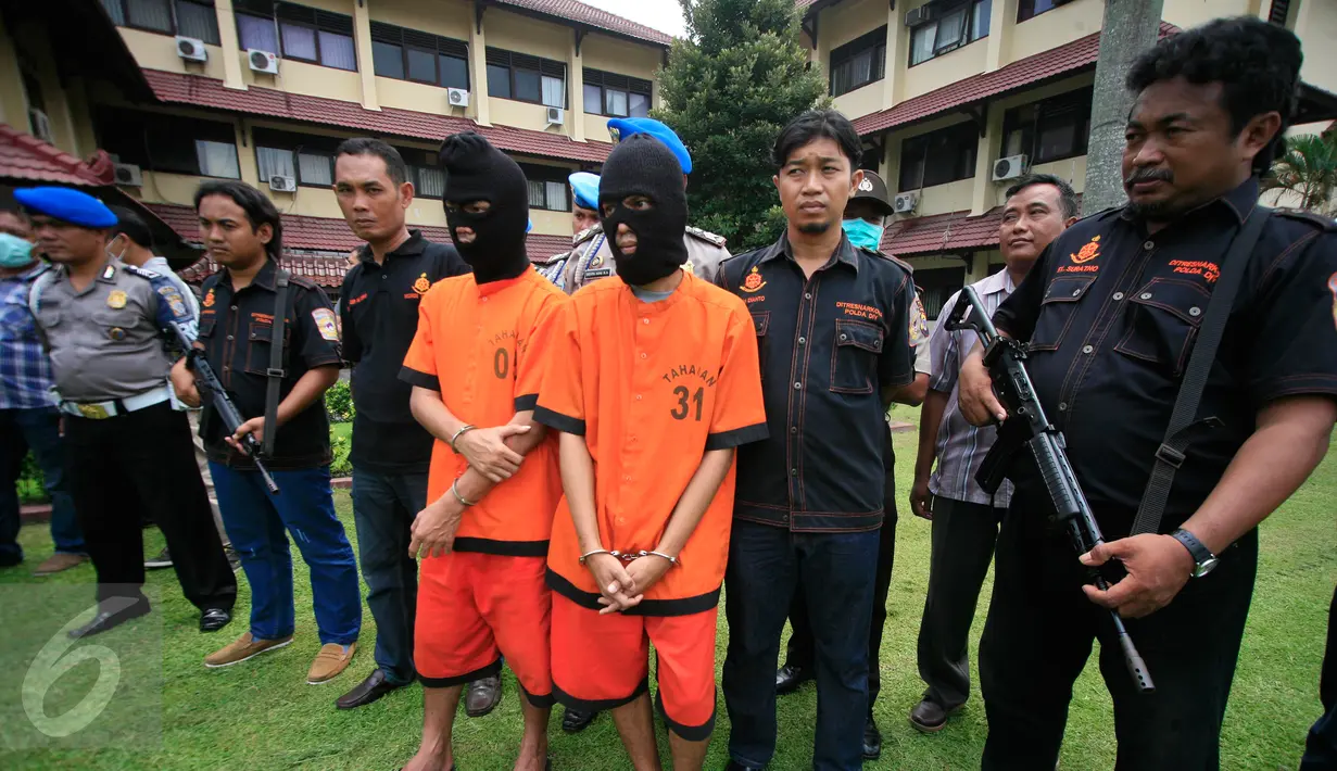 Sejumlah tersangka dikawal polisi bersenjata saat dihadirkan pada pemusnahan barang bukti 49 kg ganja kering di Mapolda DI Yogyakarta, Selasa (8/3). Barang bukti tersebut merupakan hasil operasi Narkoba Progo sepanjang Februari 2016. (Foto : Boy Harjanto)