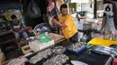 Pedagang marpikan ikan bandeng ke dalam kotak es di Pasar Petak Sembilan, Glodok, Jakarta, Senin (31/1/2022). Harga dari ikan bandeng tersebut bervariasi, mulai dari Rp 50 ribu sampai Rp 90 ribu per kilogram tergantung ukuran ikan. (Liputan6.com/Faizal Fanani)