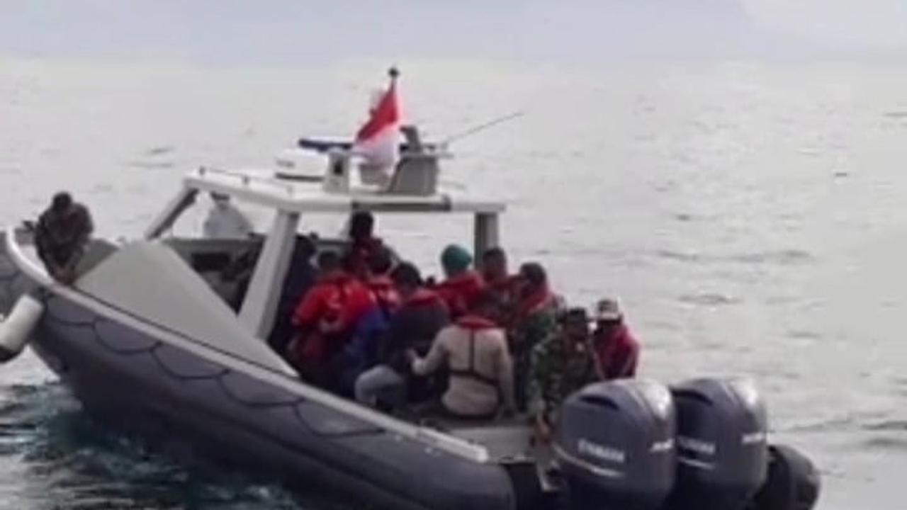 Menggunakan Speed boad milik Lanal Maumere, satuan gugus tugas covid 19 kabupaten sikka mengantar vaksin sinovac di puskesmas terluar wilayah Kabupaten Sikka. (Liputan6.com/Dionisius Wilibardus)