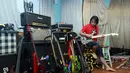 Gitaris GIGI, Dewa Budjana saat proses pembuatan single 'Gerbang Rahmat' di Base Camp GIGI, kawasan Cilandak, Jakarta Selatan, Senin (9/5/2016) malam. (Andy Masela/Bintang.com)