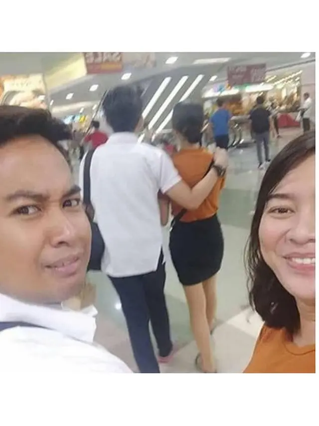 6 Potret Orang Tak Sengaja Pakai Baju Motif Sama di Mal Ini Bikin Senyum