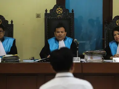 Hakim saat mendengarkan saksi ahli termohon Yuzril Ihza Mahendra dalam Sidang ke-6 perkara Fiktif Positif di Pengadilan Tinggi Usaha Negara Jakarta, Rabu (24/5). (Liputan6.com/Faizal Fanani)