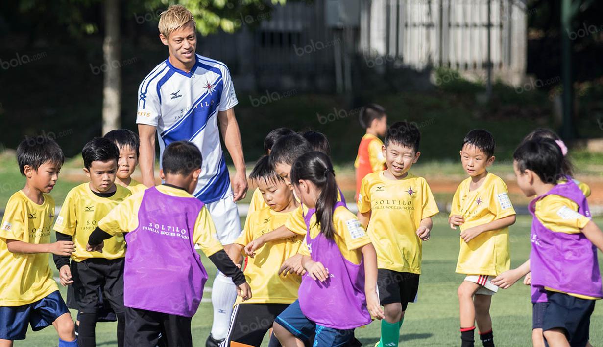 Pelatihan bersama Keisuke Honda itu diikuti oleh anak-anak Indonesia serta beberapa keturunan Jepang yang berusia sekitar 6-12 tahun. (Bola.com/Vitalis Yogi Trisna)