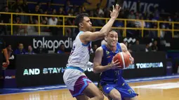 Pebasket Amartha Hangtuah, Govinda Julian Saputra, berusaha menghadang pebasket Satria Muda Pertamina, Widyanta Putra Teja, pada laga lanjutan musim reguler IBL 2024 di Pertamina Simprug Arena,  Jumat (24/5/2024). (Bola.com/M iqbal Ichsan)