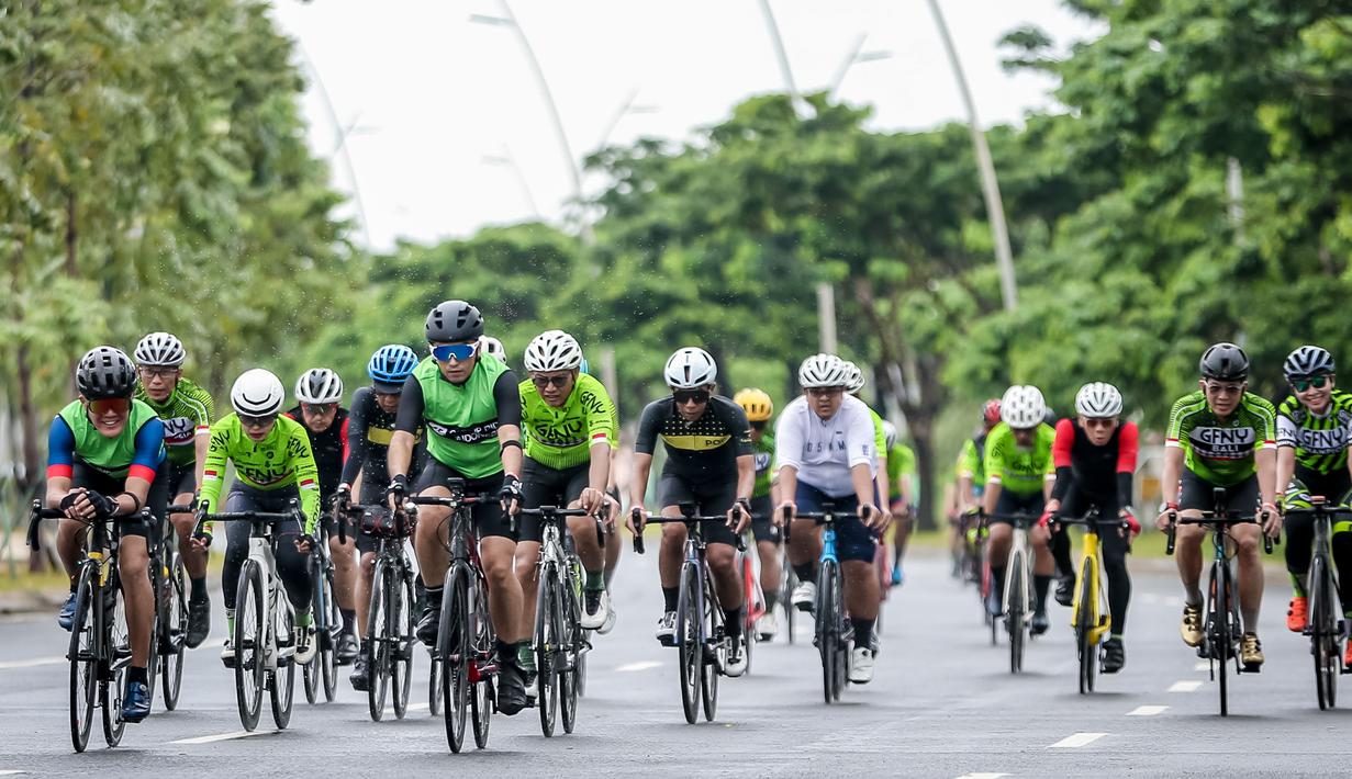 Sejumlah pesepeda melaju saat sesi group ride road to Gran Fondo New York (GFNY) Bali 2023 di kawasan Pantai Indah Kapuk (PIK 2), Jakarta, Minggu (29/1/2023). (Dok.GFNY Bali)