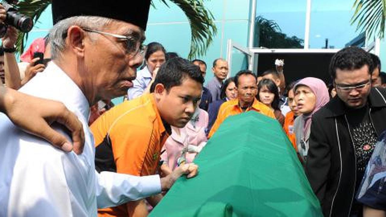 Tiba di rumah duka, jenazah menkes disambut tangis
