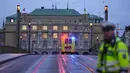 Ambulans melaju menuju gedung Fakultas Filsafat Universitas Charles di pusat kota Praha, Republik Ceko, Kamis (21/12/2023). (AP Photo/Petr David Josek)