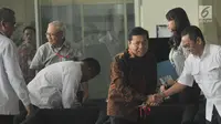 Ketua DPR Setya Novanto saat berada di dalam gedung KPK, Jakarta, Jumat (14/7). Setya Novanto diperiksa KPK sebagai saksi dalam kasus dugaan korupsi proyek pengadaan e-KTP  dengan tersangka Andi Agustinus alias Andi Narogong. (Liputan6.com/Helmi Afandi)