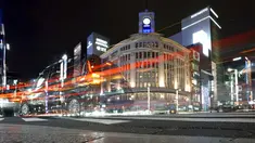Mobil melintas di kawasan Ginza, Tokyo, Jepang, Rabu (6/1/2021). Ibu kota Jepang itu mengkonfirmasi lebih dari 1.500 kasus baru virus corona COVID-19 pada 6 Januari 2021. (AP Photo/Eugene Hoshiko)