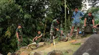 Beberapa anggota TNI dikerahkan untuk membantu Tim Nasional Penelitian Situs Gunung Padang bentukan Kementerian Pendidikan dan Kebudayaan melakukan kegiatan ekplorasi dan penelitian, (19/9/2014). (Liputan6.com/Helmi Fithriansyah)