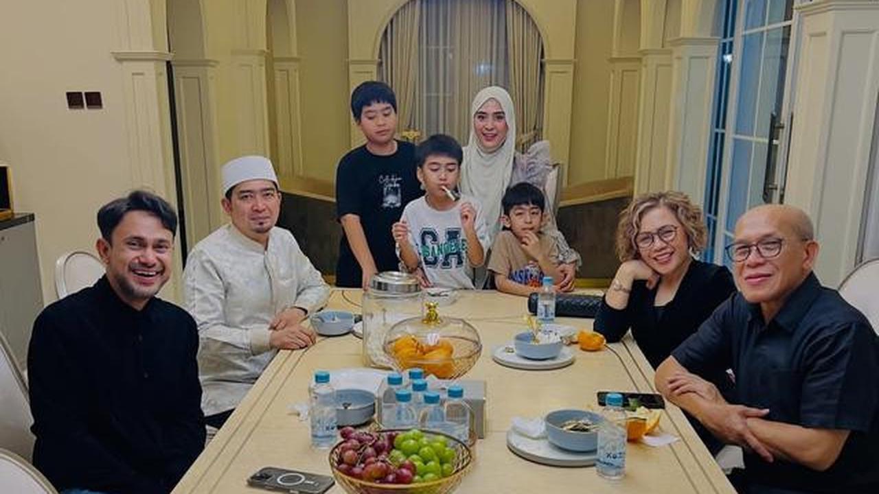 7 Potret Ruang Makan di Rumah Ustaz Solmed, Desainnya Mewah dan Cocok untuk Keluarga Modern
