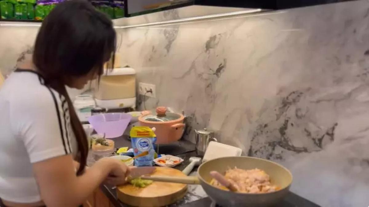 Potret Dapur Happy Asmara Bergaya Modern dengan Granit Nuansa Abu-abu, Sentuhan Kayu Hadirkan Kesan Homey