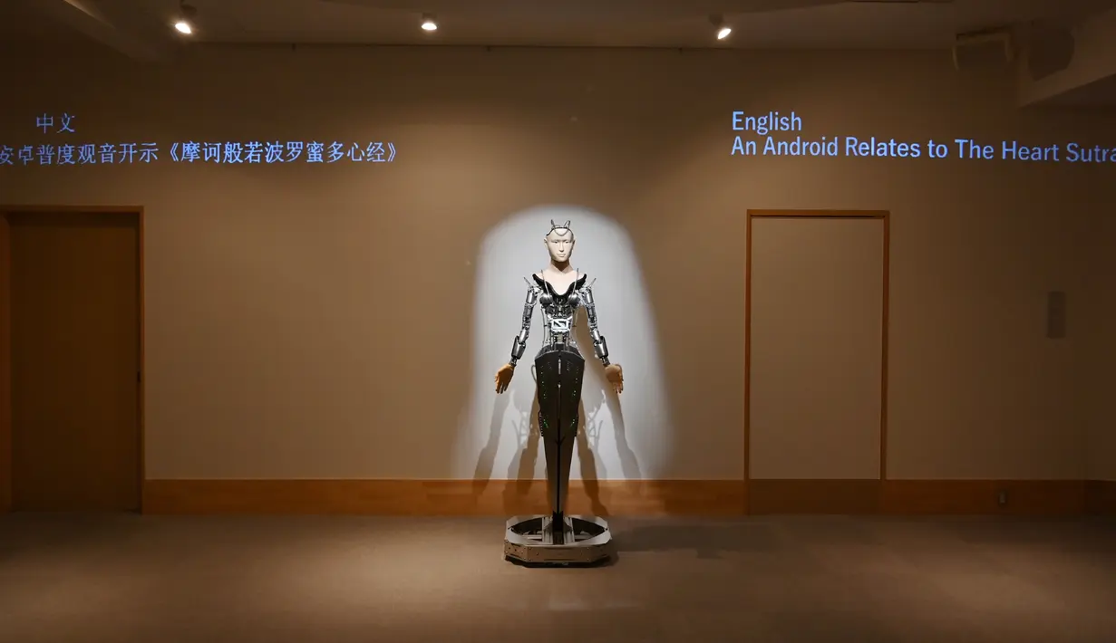 Gambar pada 18 Juni 2019 menunjukkan robot android di Kuil Kodaiji di Kyoto, Jepang. Robot android berukuran manusia dewasa yang berperan sebagai pendeta itu diberi nama Kannon yang diambil dari nama dewa pengampunan dalam kepercayaan Buddha. (CHARLY TRIBALLEAU/AFP)