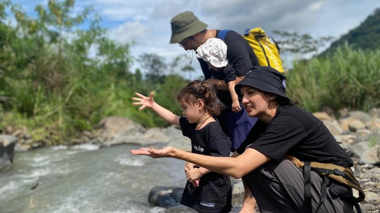 Potret Nadine Chandrawinata Ajak 2 Anaknya ke Curug, Kompak Sama Dimas Anggara