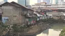 Lanskap rumah kumuh berlatar gedung bertingkat terlihat di kawasan Kuningan, Jakarta, Jumat (2/2). Pemerintah Provinsi DKI Jakarta memiliki target menurunkan 1 persen angka kemiskinan di Ibukota. (Liputan6.com/Immanuel Antonius)