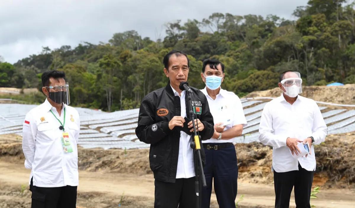 Jokowi mengaku heran dengan perilaku masyarakat yang masih berselisih setelah Pemilu selesai. Padahal, para peserta Pemilu itu sudah damai dan berkumpul bersama.