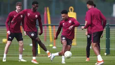 Pemain Aston Villa, Ollie Watkins (tengah) dan Tim Iroegbunam menghadiri sesi latihan menjelang laga leg 1 semifinal UECL 2024, di Bodymoor Heath Training Centre, di Birmingham, Rabu (1/5/2024). (David Davies/PA via AP)