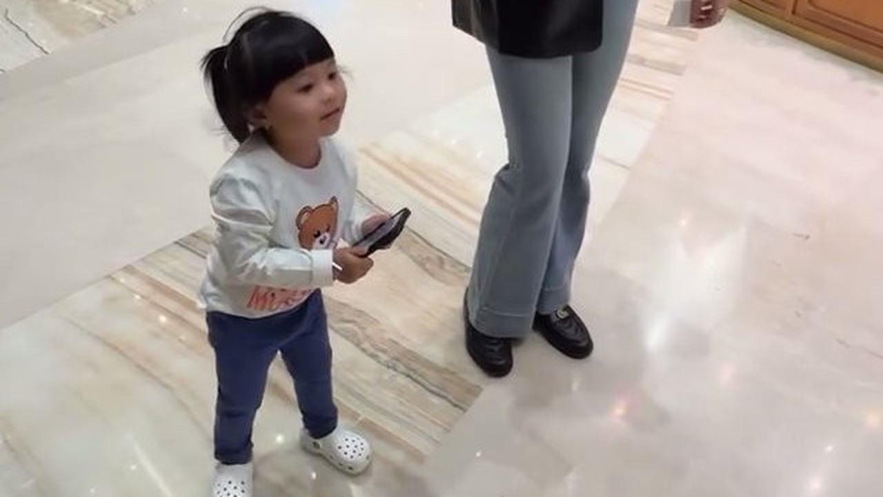 Gaya Keren Ameena Jadi Fotografer Thariq Halilintar & Aaliyah Massaid, Sudah Bisa Instruksi Soal Pose Kece
