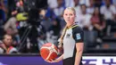 Wasit Jenna Jordan Reneau memegang bola saat laga Grup P Piala Dunia FIBA 2023 antara Pantai Gading melawan Lebanon di Indonesia Arena, Senayan, Kamis (31/08/2023). (Bola.com/Bagaskara Lazuardi)
