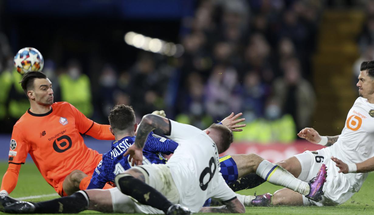 Publik Stamford Bridge akhirnya bergemuruh untuk kedua kalinya pada menit ke-63. Memanfaatkan umpan terobos dari N'Golo Kante, Christian Pulisic yang berlari di sisi kiri berhasil menambah kedudukan menjadi 2-0. (AP/Ian Walton)