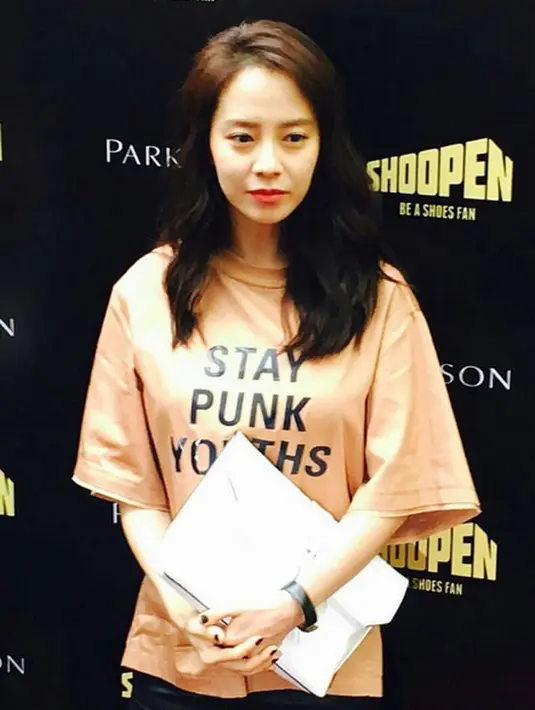 “Kalau saya tidak menemukan lelaki itu, saya akan membuat hidup saya senang, jadi saya tidak akan merasa buruk walaupun tidak memiliki suami,” ucap Song Ji Hyo. (Instagram/songji_hyo)